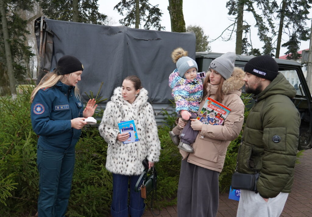 Дзержинские спасатели напомнили правила установки новогодней елки