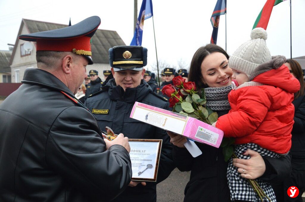 20 сотрудников охраны получили ключи от арендного жилья в Столбцах. Среди них — и семья из Дзержинска