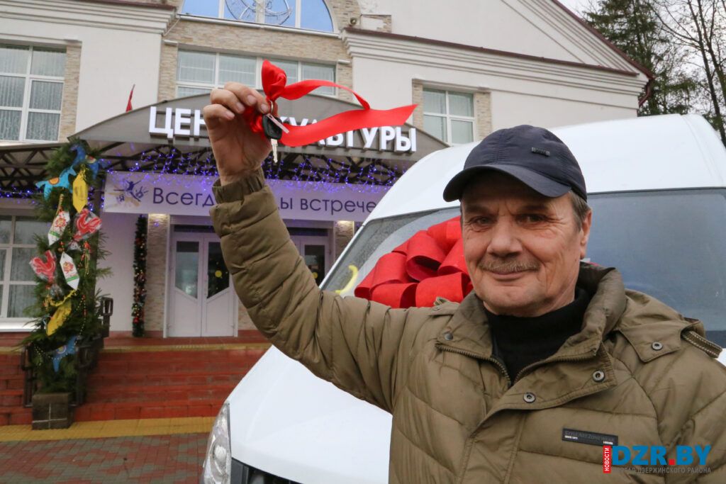 Микроавтобус «под ёлочку». В районном Центре культуры появилось новое транспортное средство