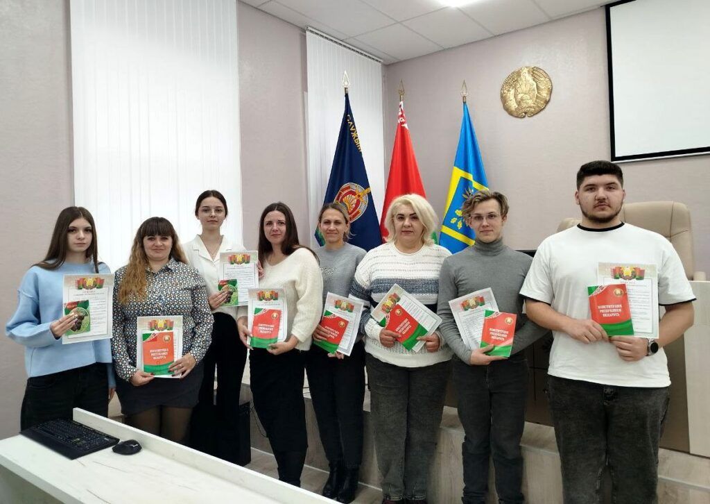 Восемь украинских беженцев получили белорусское гражданство в Дзержинске