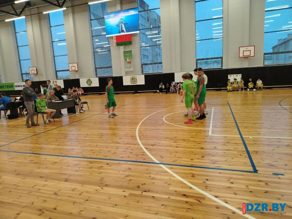 В Дзержинске определены победители районных соревнований по стритболу среди школьных команд