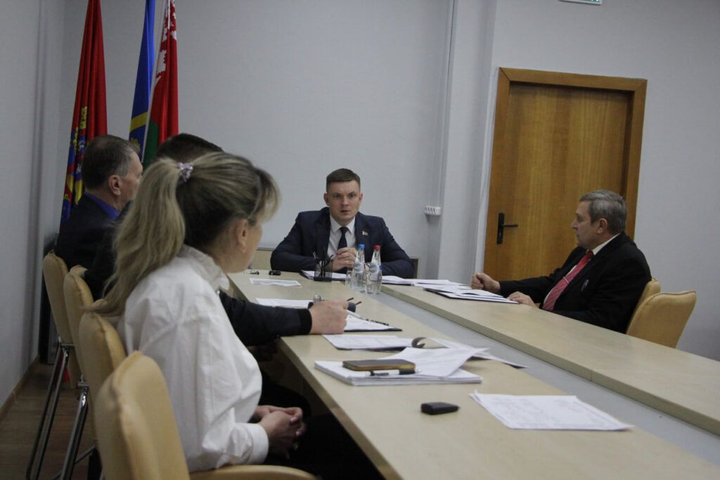 Что мешает светлому будущему? О чем говорили на приеме граждан у главы Дзержинского района