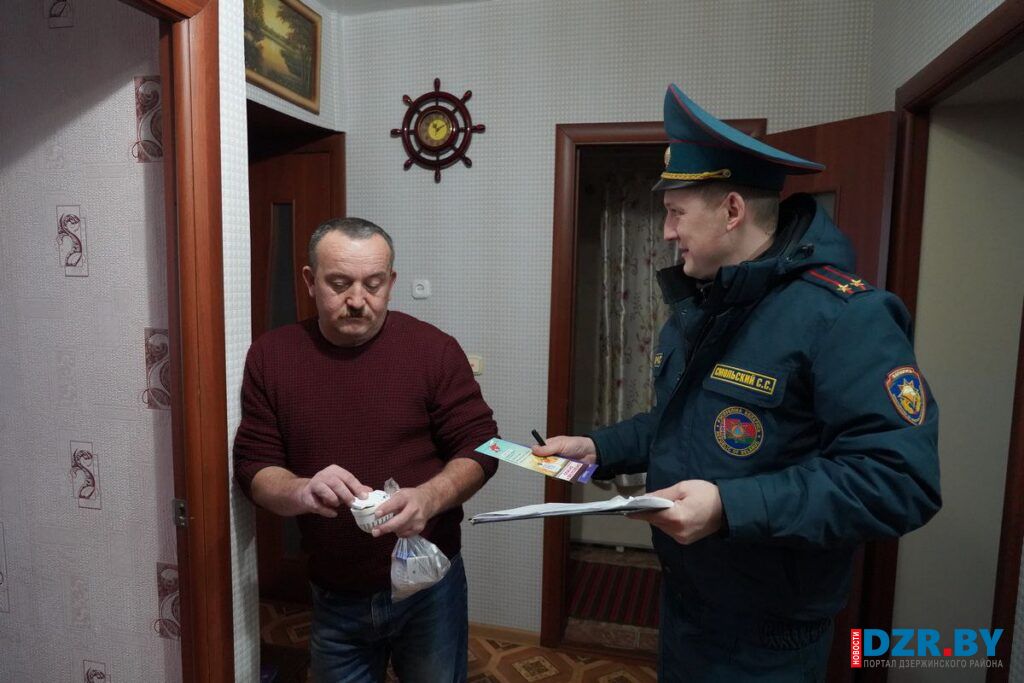 «Дом без пожара». Спасатели Дзержинского РОЧС c работниками Белгосстраха провели рейд в аг. Петковичи