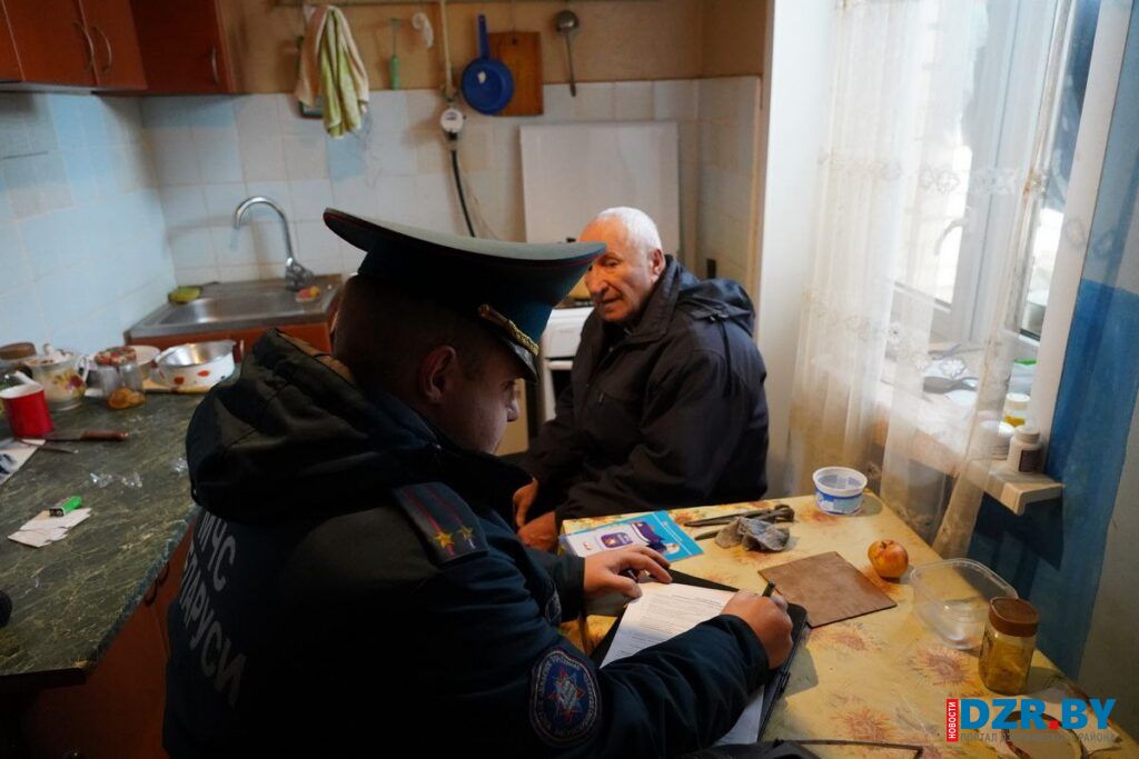 «Дом без пожара». Спасатели Дзержинского РОЧС провели рейд в деревнях Петковичи и Ярошовка