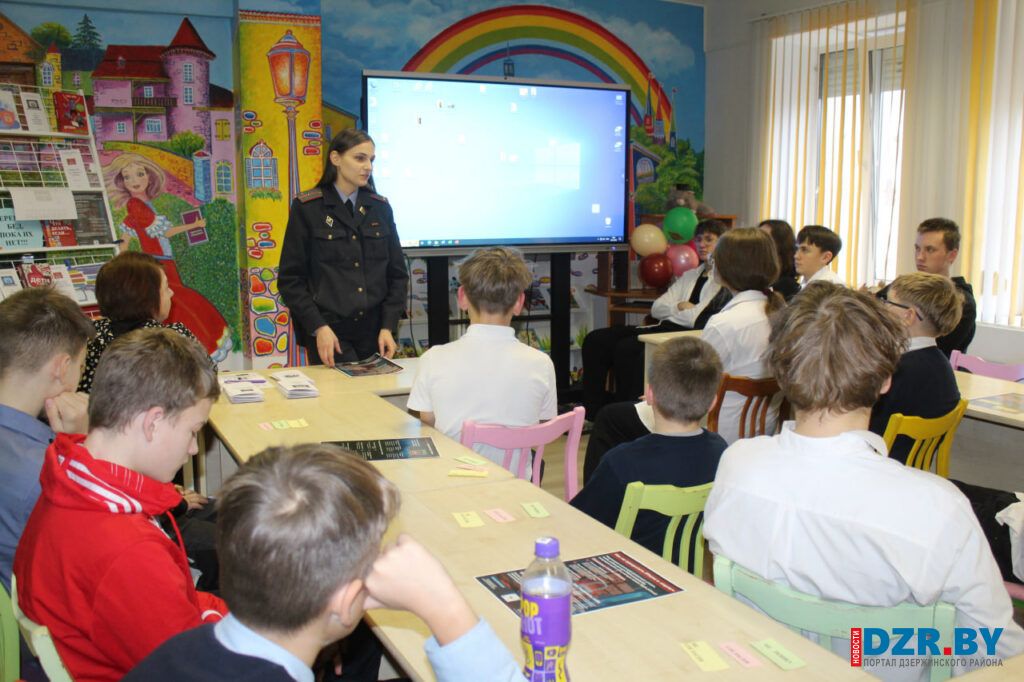 «Безопасность в сети». В Дзержинской библиотеке прошла встреча подростков с инспектором ИДН Дзержинского РОВД