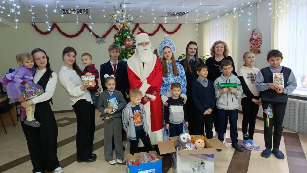 Новогоднее чудо: гимназисты Фаниполя подарили праздник ребятам Дзержинского районного социально-педагогического центра
