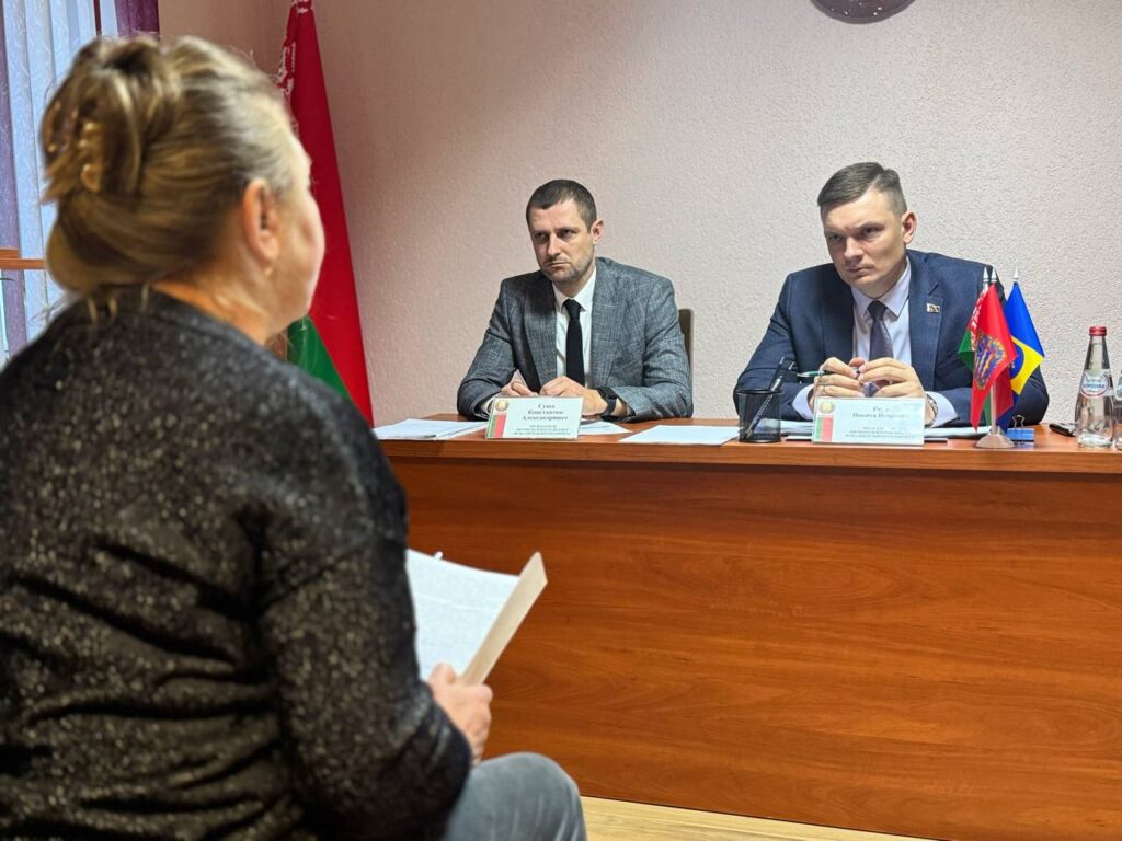 Ремонт дворов, новая парковка и свет: какие решения приняли для поселка Энергетиков на приеме у главы района