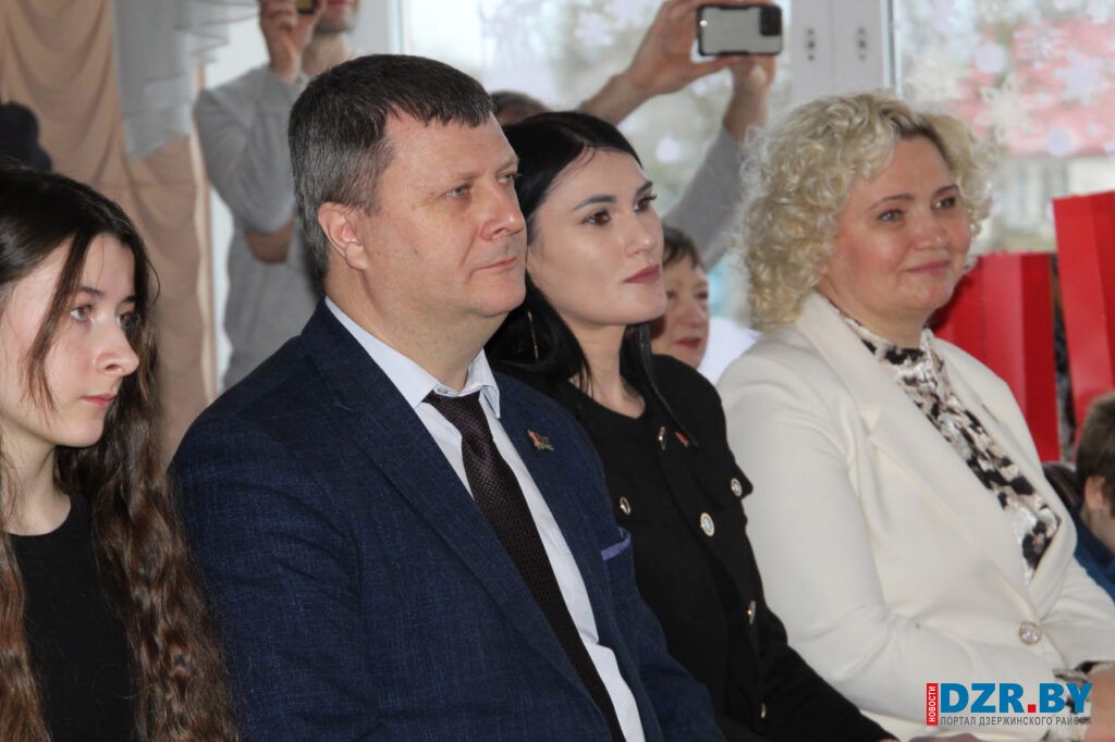 Министр финансов Юрий Селиверстов побывал на новогоднем празднике у учащихся Дворищанской СШ