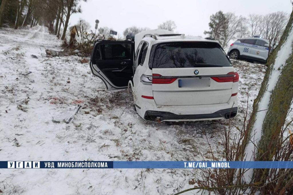В Дзержинском районе легковушка выехала в кювет и столкнулась с деревом