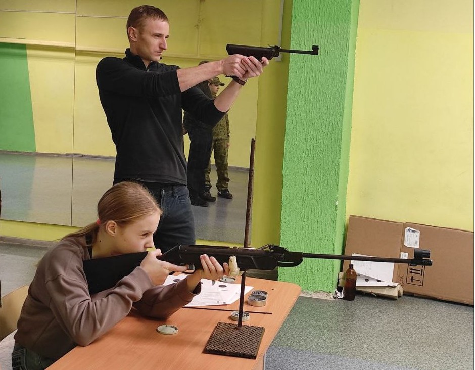 Семейный формат. В гимназии г. Дзержинска состоялась военно-спортивная игра для детей и их родителей