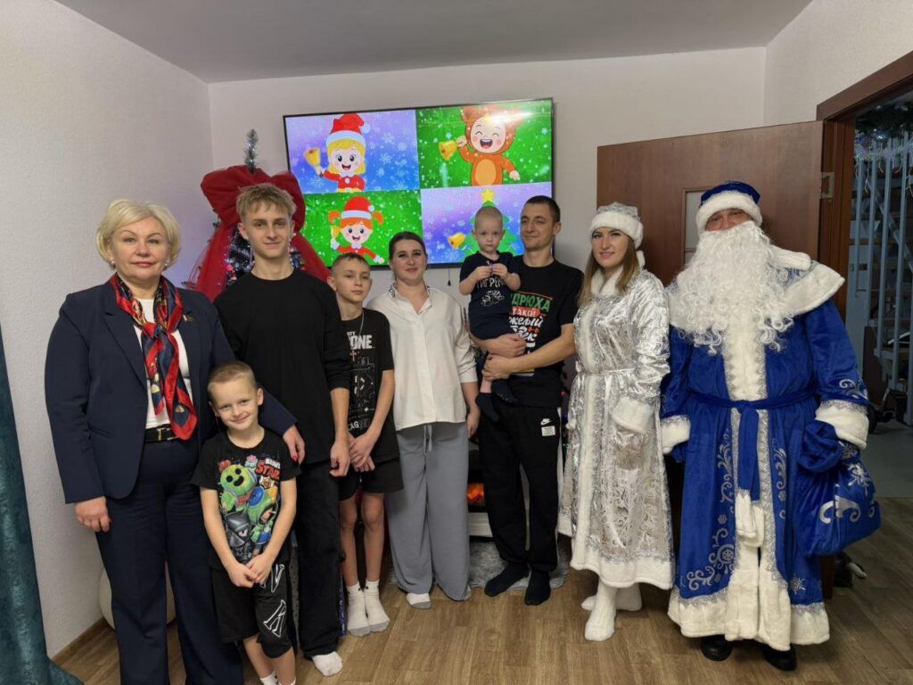Депутат Ирина Костевич посетила многодетную семью накануне Нового года