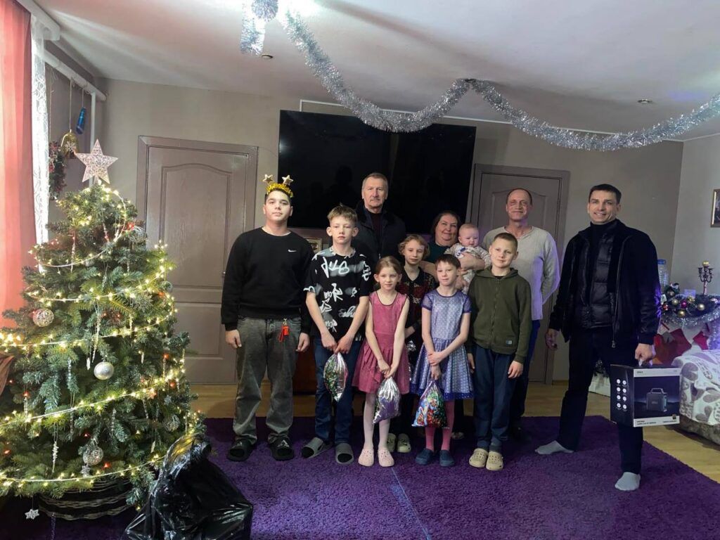 Диван, сладости и музыка: как Дзержинский сельсовет и предприниматели поздравили с Новым годом семью Толстых