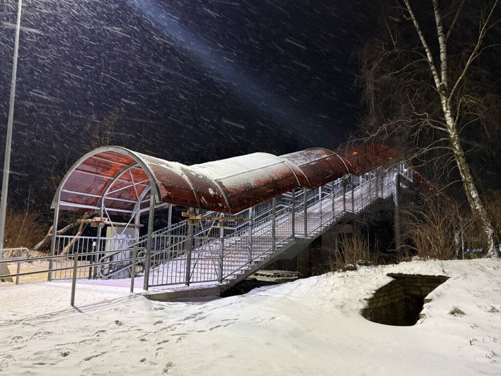 Новогодний подарок городу: пешеходный мост в Фаниполе открыт после реконструкции