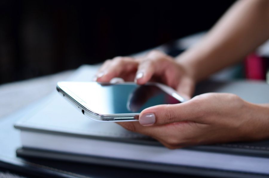 Жительница Дзержинского района предстанет перед судом за кражу телефона у заснувшей подруги