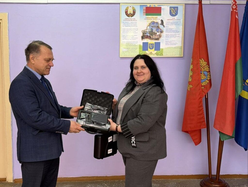 Председатель Добриневского сельсовета подарил Даниловичской СШ две микрофонные установки