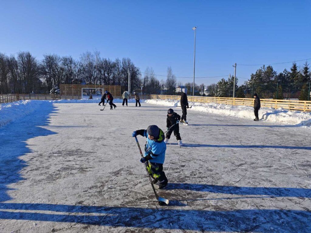 Центр притяжения. В д. Холма появился каток