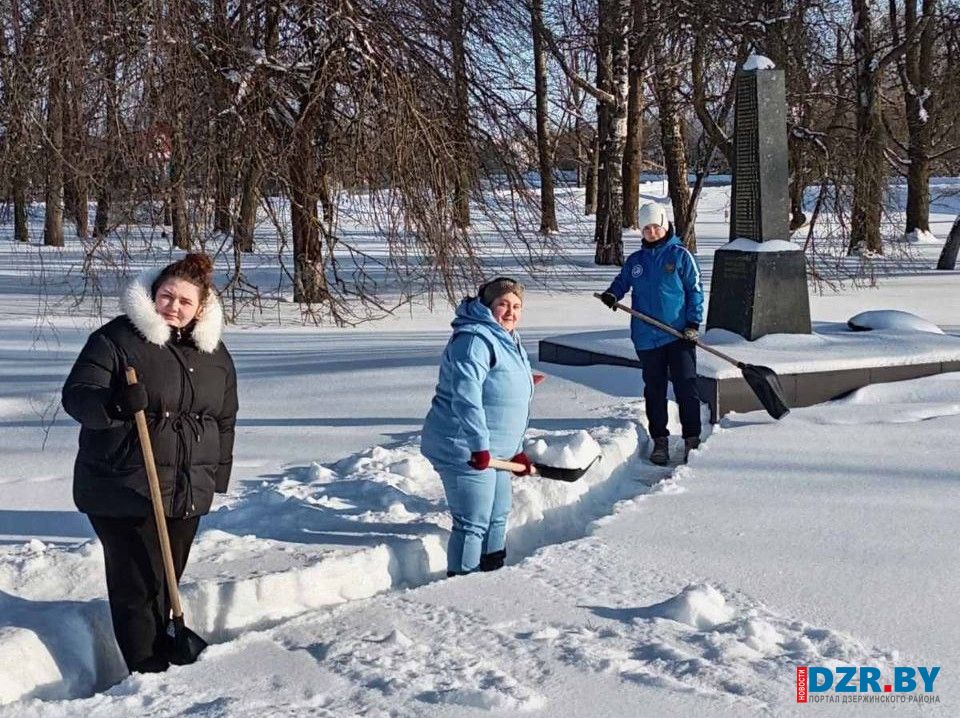 Члены первички Белорусского союза женщин Даниловичской СШ навели порядок у мемориалов в Добринево и Шикотовичах