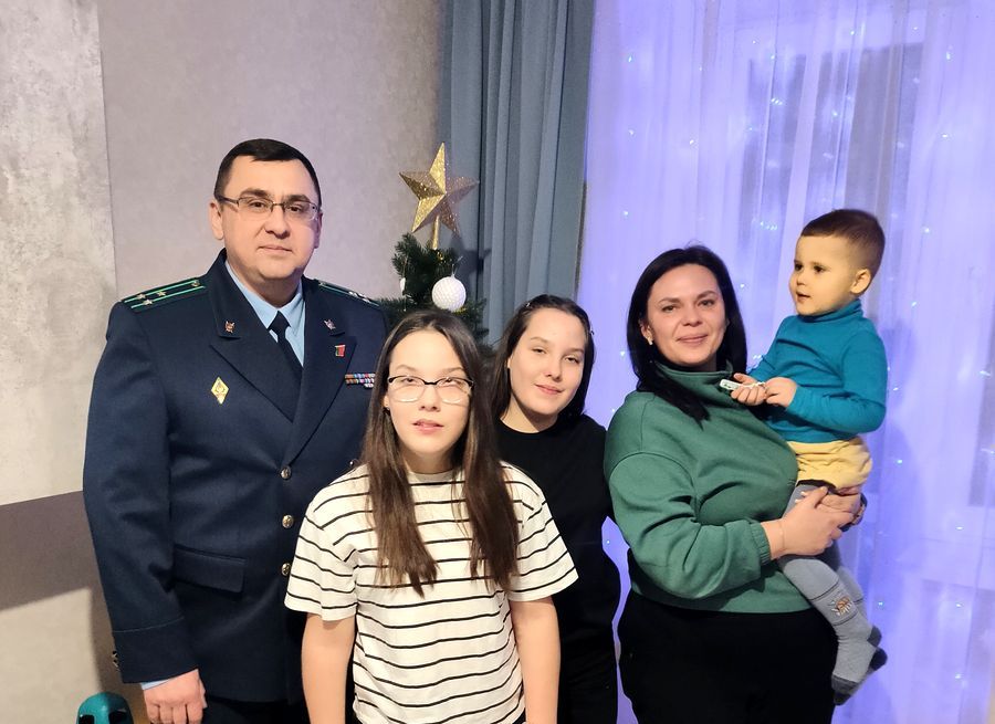 Работники районной прокуратуры посетили с подарками многодетную семью в рамках акции «Наши дети»