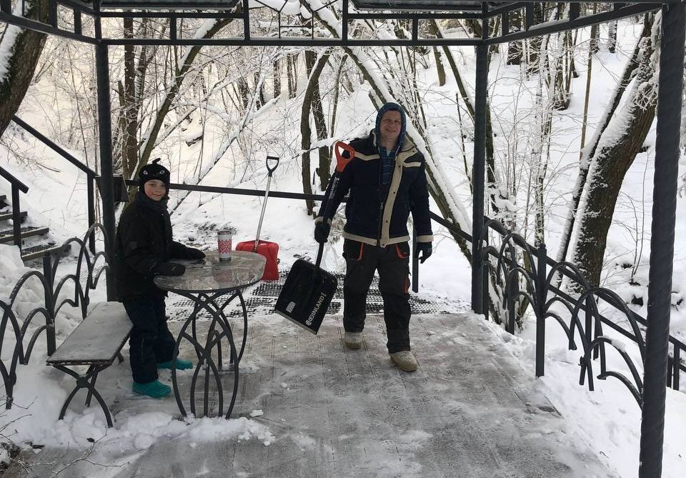Жители деревни Каверляны вышли на субботник по уборке снега на Юцковском роднике