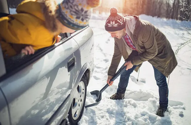 Можно ли застолбить почищенное от снега парковочное место? Ответили в ГАИ