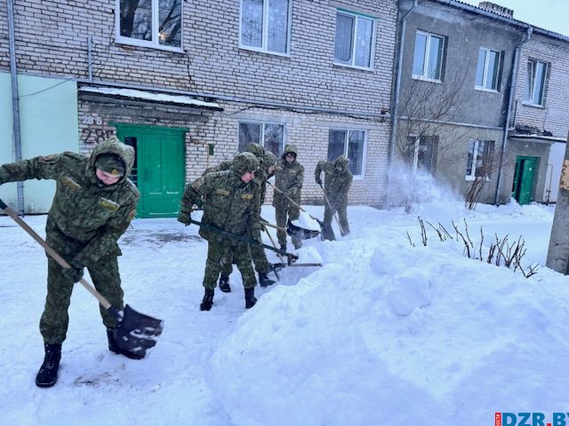 Военнослужащие войсковой части 1463 помогают Дзержинску справиться со снежной стихией