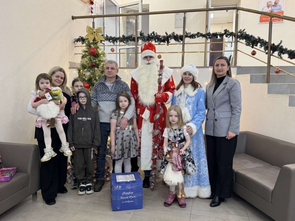 В Дзержинске поздравили семью Фогельзанг, в которой отец в одиночку воспитывает пятерых детей
