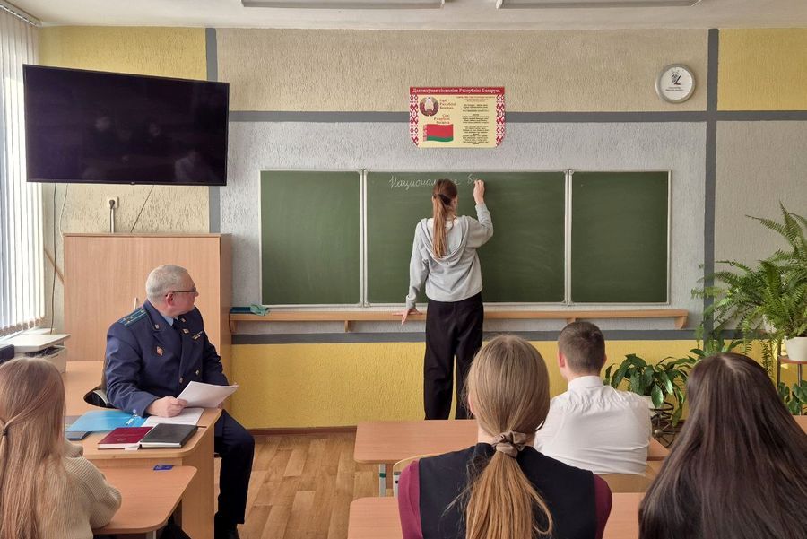 Роль прокуратуры в обеспечении национальной безопасности страны стала темой занятия в классе «Юный прокурор»