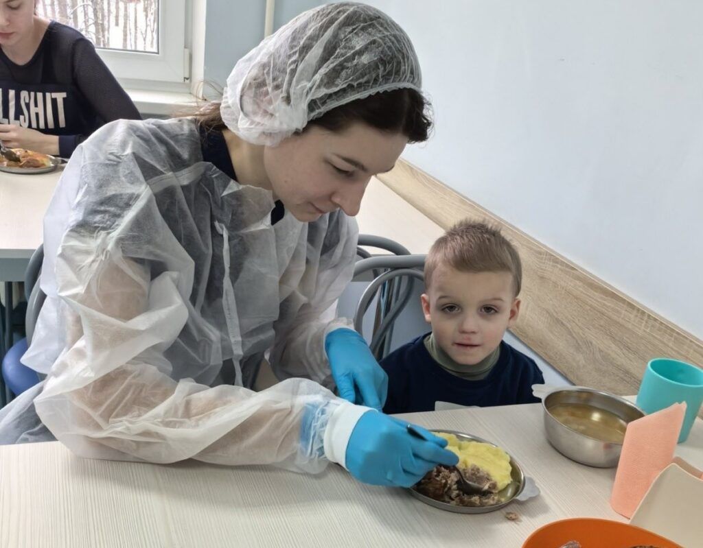 «Строго по меню»: репортаж из пищеблока Дзержинской ЦРБ, где еда – это часть лечения