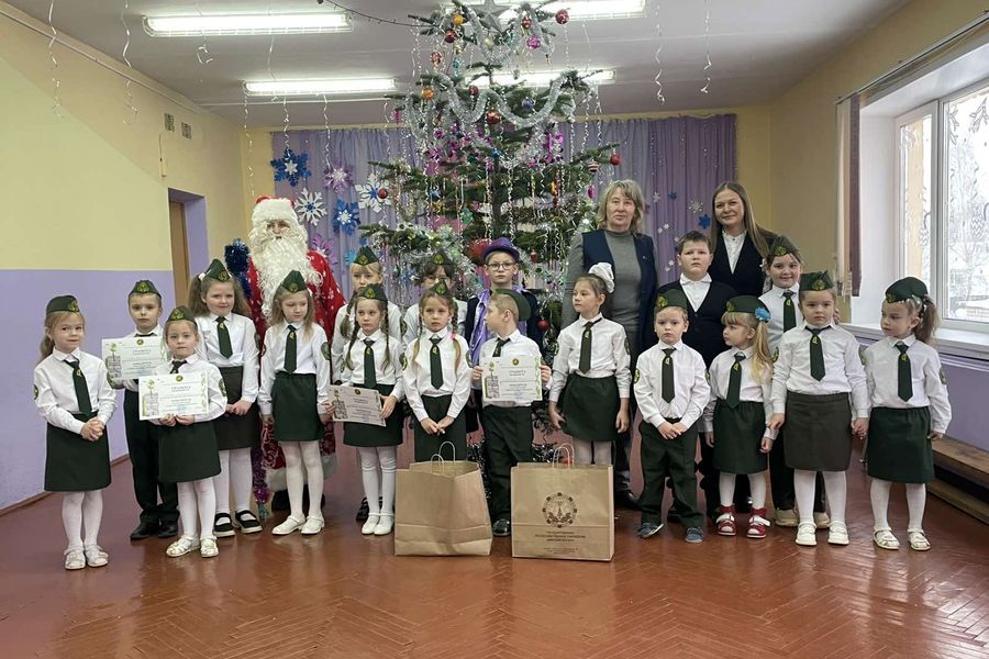 Юные лесоводы из Путчино сегодня принимали поздравления и награды от Минского лесхоза