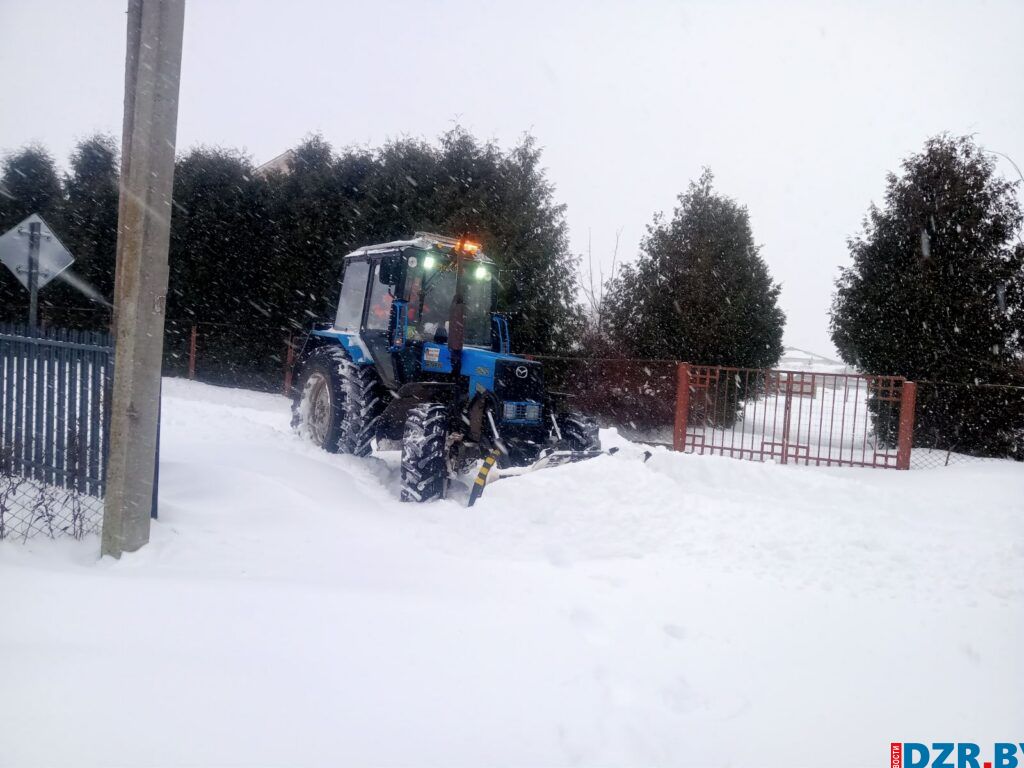 Снежные заносы после циклона: как идет расчистка в сельских Советах Дзержинского района