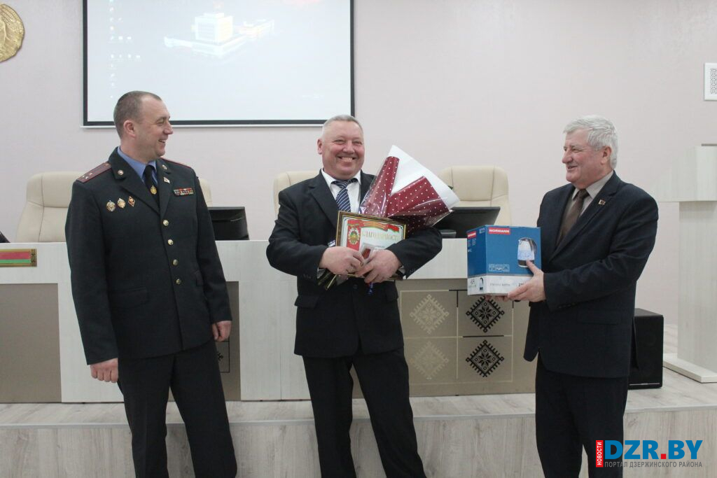 В Дзержинском РОВД поздравили с 60-летием майора милиции в отставке Александра Довнара