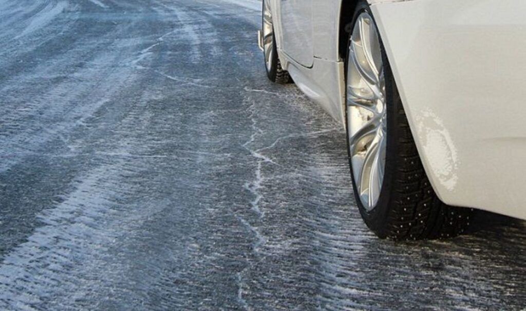 Как вести себя на дороге в условиях ледяного дождя — рассказали в ГАИ 