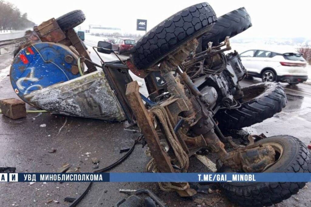 ДТП по цепочке на трассе Р-1: от удара с GAZ трактор опрокинулся и въехал в BMW