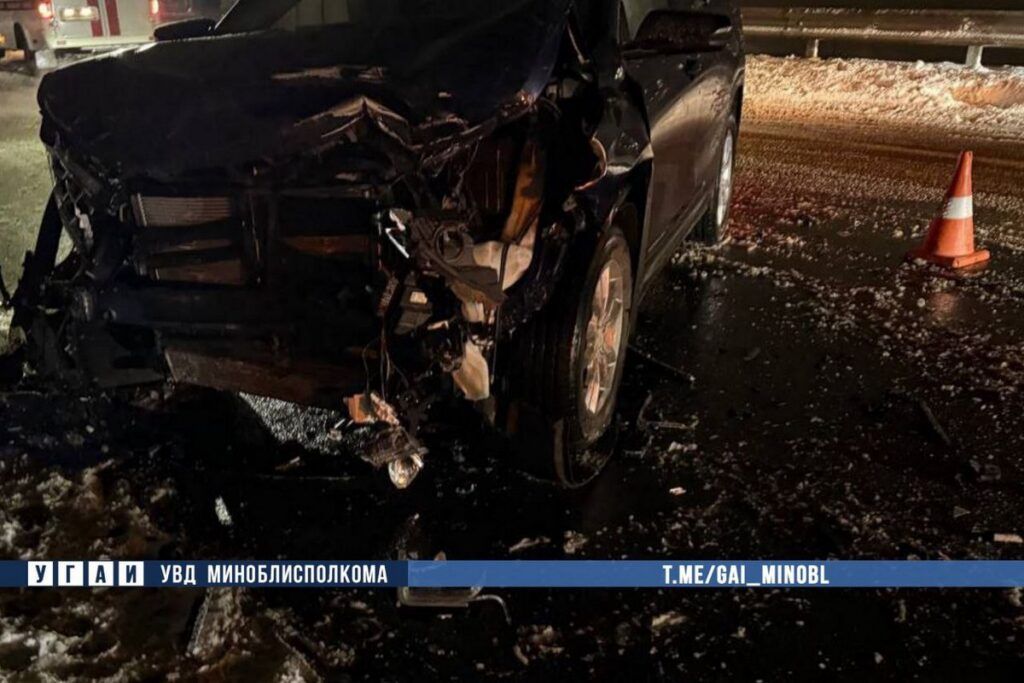 Буксируемый автомобиль вынесло на встречную полосу под Дзержинском — госпитализирован водитель