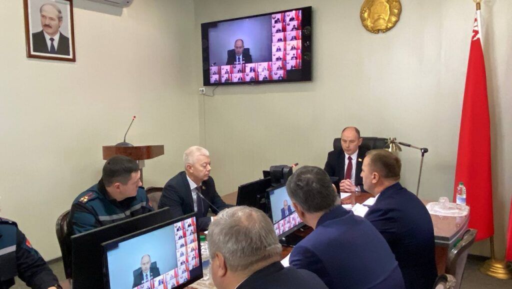 «Задействовать все силы и средства». Губернатор Минщины дал поручения службам в противостоянии с циклоном «Улли»