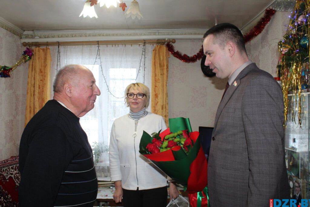 Заслуженный работник сельского хозяйства Беларуси Петр Батяновский принимает поздравления с юбилеем