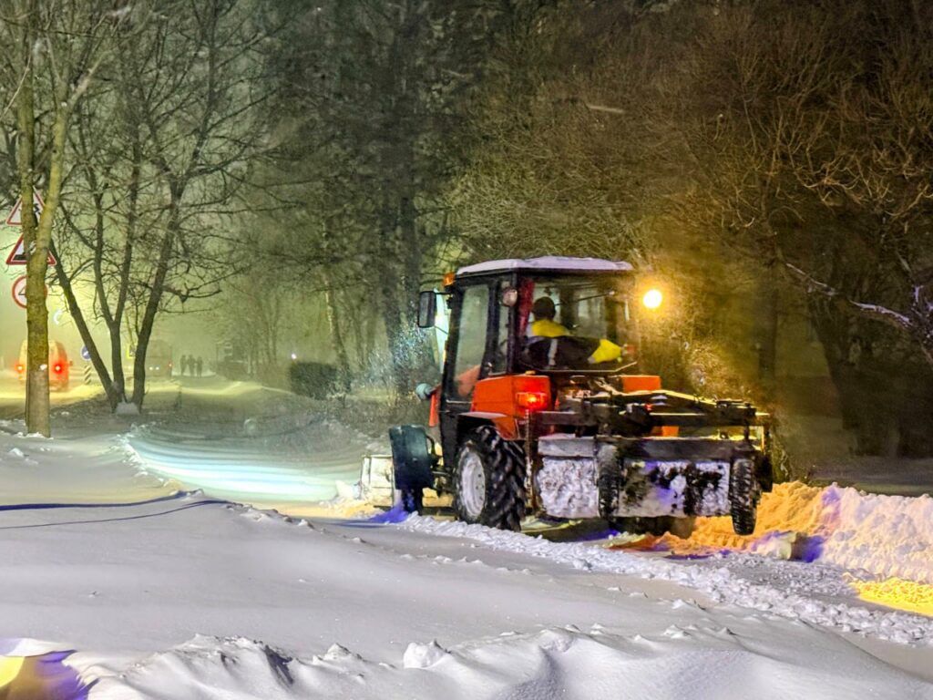 «Лопаты в руки и не ждем»: как Фаниполь выдержал снежную осаду циклона «Улли»