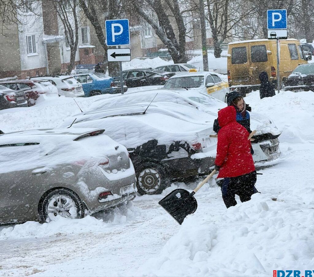 Акцент на чистоту: как Дзержинский район продолжает борьбу со снежным натиском