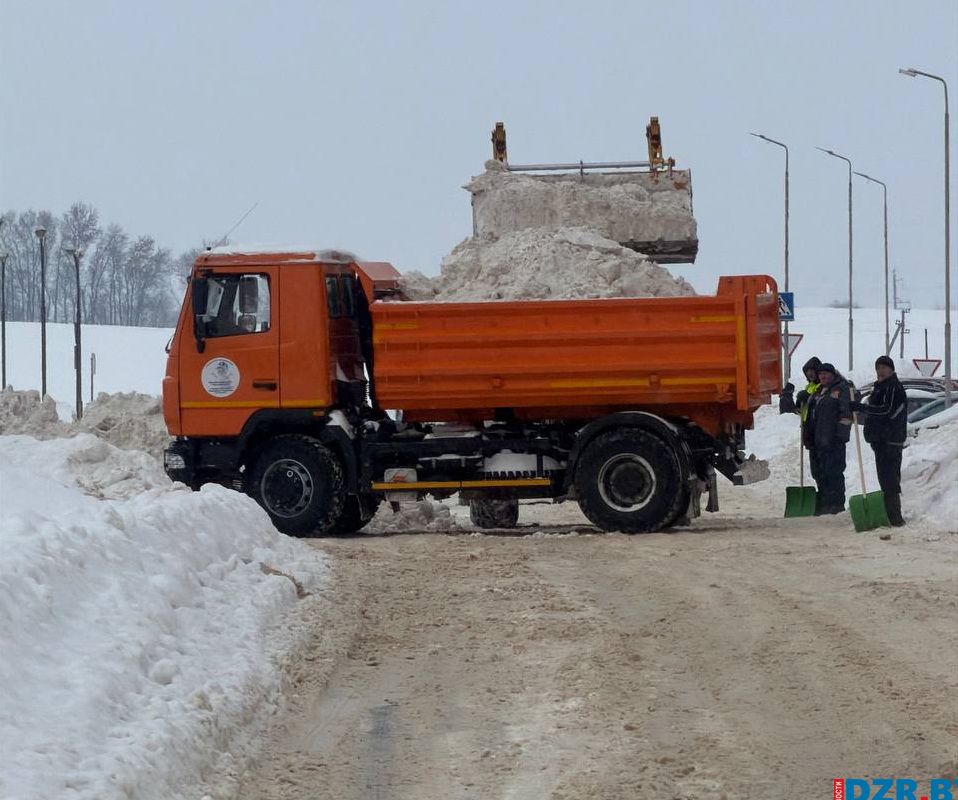 На улице Тихой в Дзержинске идет масштабная уборка снега