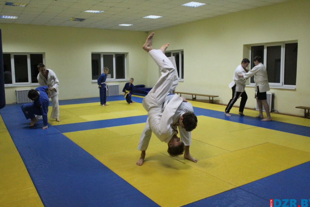 И на татами, и в жизни. Как в дзержинской ДЮСШ учат падать, чтобы всегда подниматься