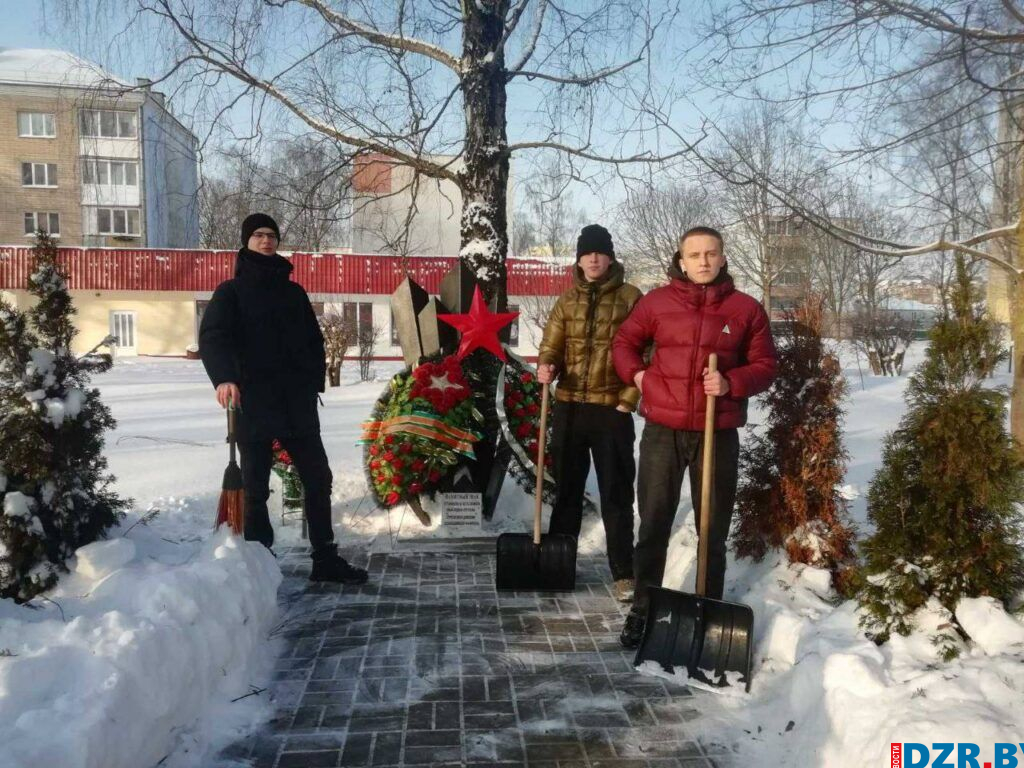 «Патриот» в действии: учащиеся фанипольской гимназии навели порядок у воинских захоронений