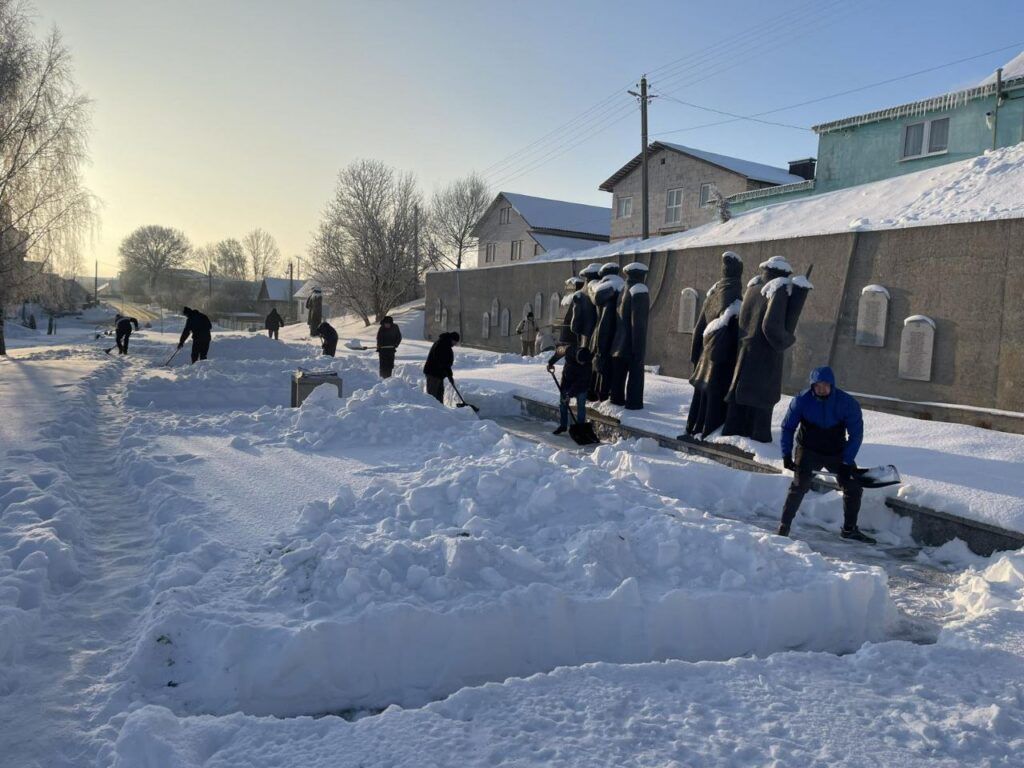 Граждане, состоящие на учете в уголовно-исполнительной инспекции Дзержинского РОВД, помогают ЖКХ в уборке снега