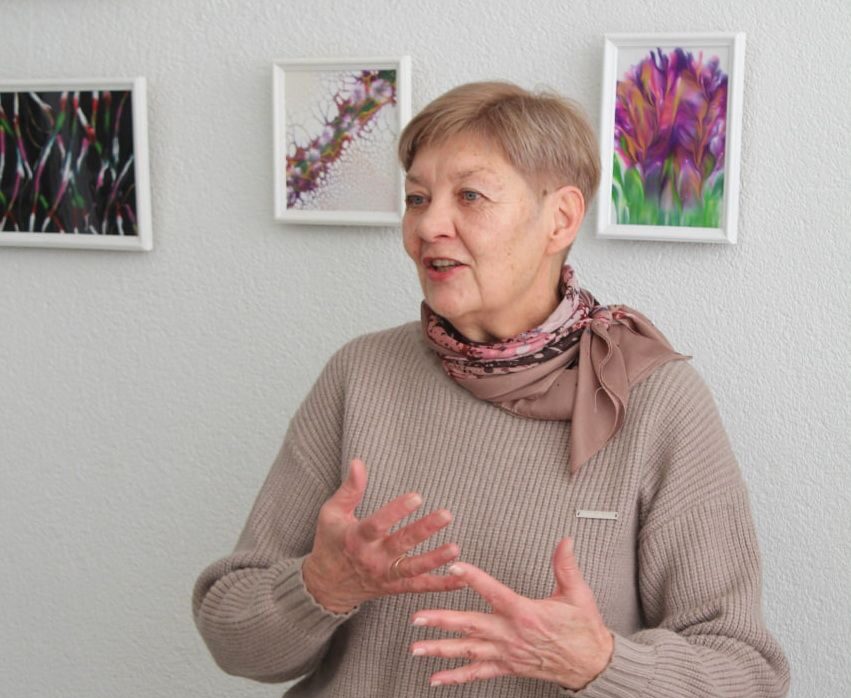 Яркость эмоций на стекле. В Дзержинске проходит выставка картин Татьяны Соколовой