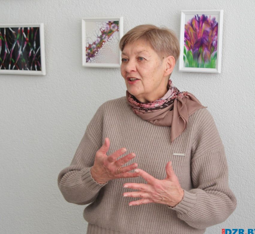 Яркость эмоций на стекле. В Дзержинске проходит выставка картин Татьяны Соколовой