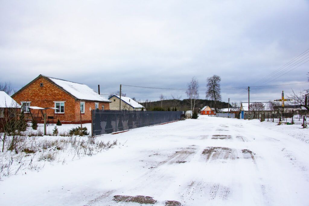 Под белым-белым покрывалом января… Кто поддерживает жизнь деревни Студянка на краю Дзержинского района