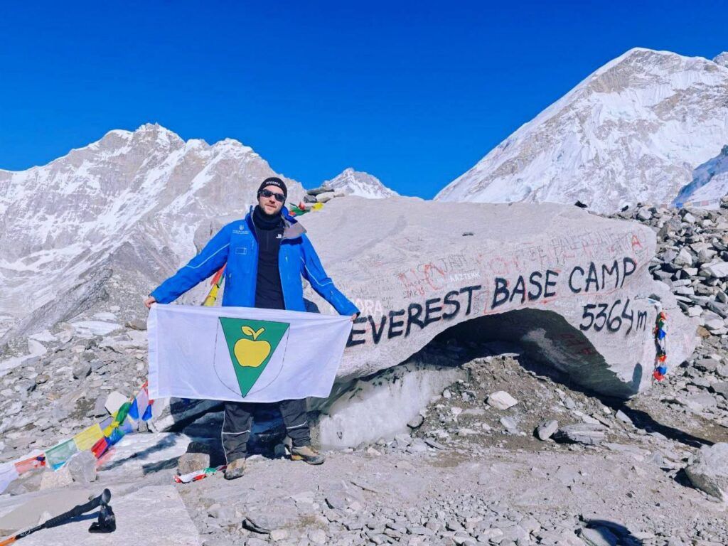 Герб Фаниполя на крыше мира: альпинист Евгений Карман бросил вызов Эвересту