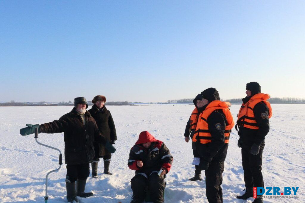 Спасатели Дзержинского района проводят рейды по зимним водоемам и беседуют с рыбаками