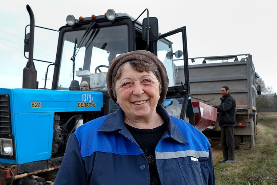«Наши тракторы, как и мы, белорусы, — трудовые, тяговитые»: легендарная трактористка Татьяна Захожая — о судьбе и деревне