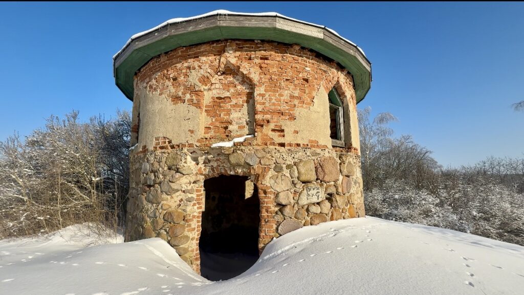 Тени рода Дыбовских: репортаж из часовни-усыпальницы в сердце Беларуси