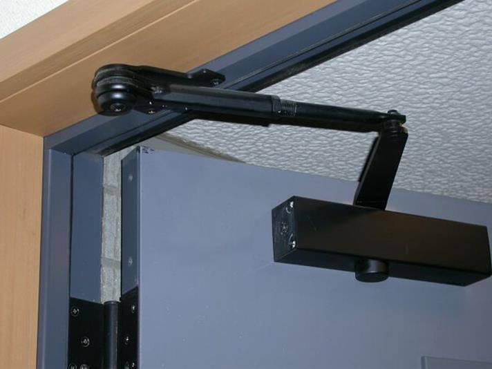 Объясняем, кто должен платить за ремонт доводчика двери в подъезде